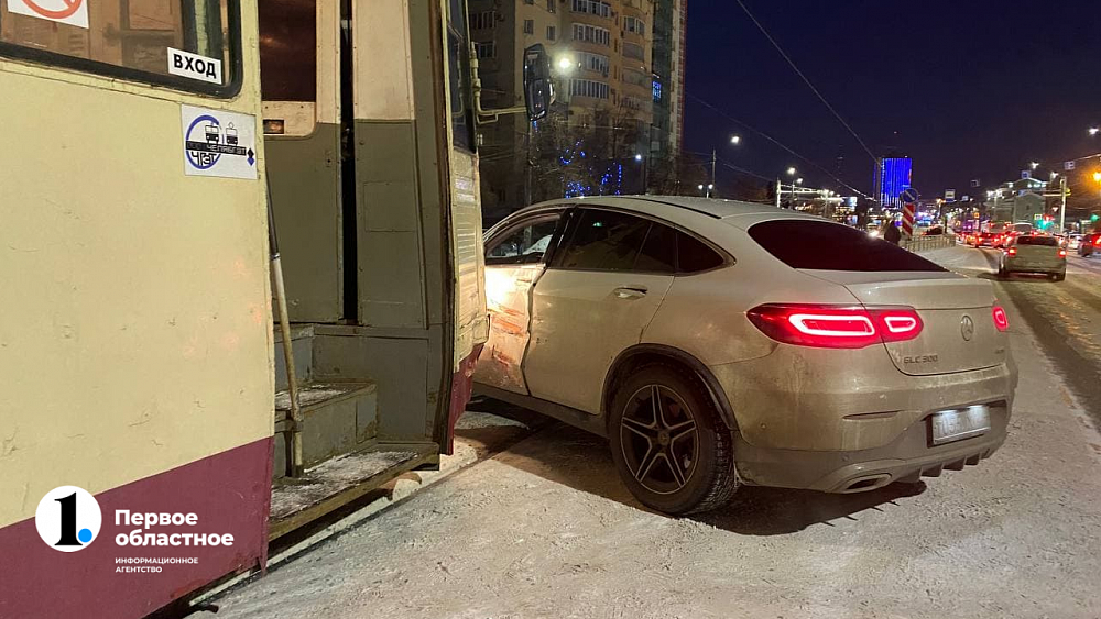 В центре Челябинска трамвай въехал в иномарку