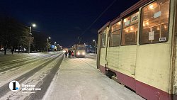 В центре Челябинска трамвай въехал в иномарку