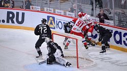 Хоккейный клуб «Трактор» одержал победу над «Локомотивом»