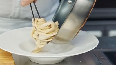 Пьеранджело Карбонара приготовил пасту из шнурков