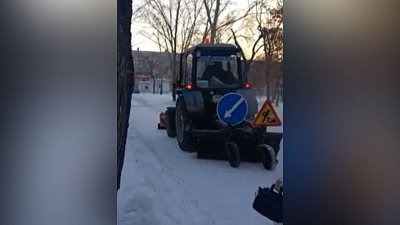 Улицы Челябинска продолжают очищать после снегопадов