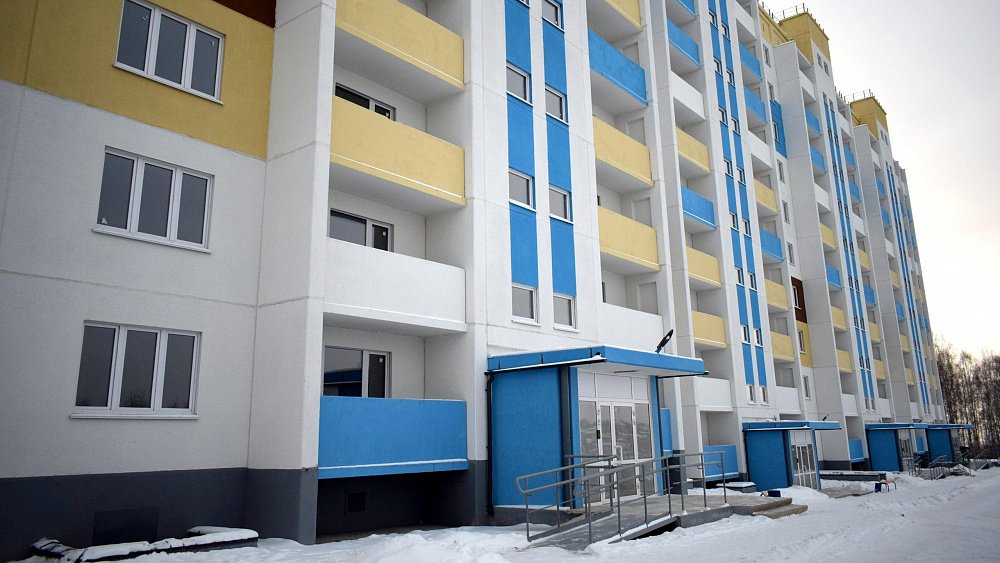 В Златоусте жителям аварийных домов вручили ключи от новых квартир