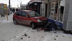 В Челябинске 19-летний водитель авто насмерть сбил женщину на остановке