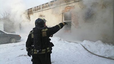 В Челябинске крупный пожар охватил цех по производству матрасов