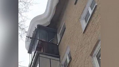 Челябинцы жалуются на неубранный снег на крыше