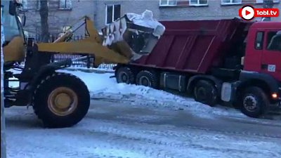 В Челябинске дорожные рабочие продолжают убирать снег