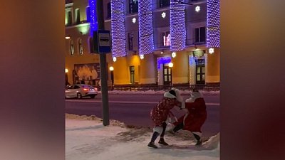 Драка Дедов Морозов в Миассе попала в объектив камеры