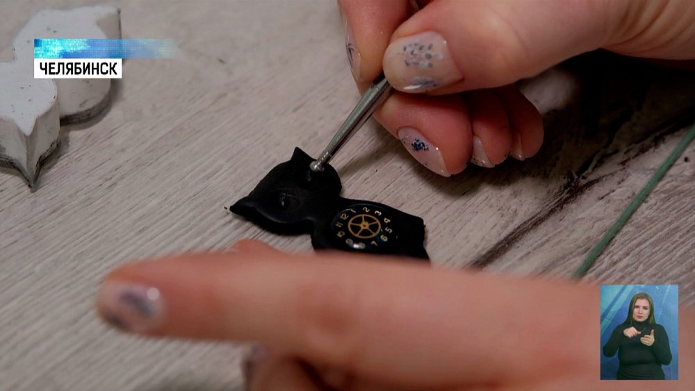 Челябинка делает украшения из старых часов