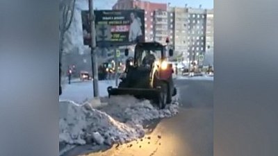 В Челябинске продолжают расчищать улицы от снега