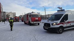 Из-за пожара в хозпостройке в Челябинске на улицу эвакуировали 10 человек