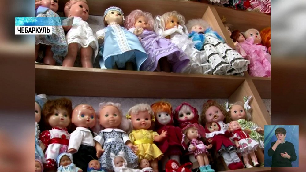 В Чебаркуле женщина коллекционирует куклы