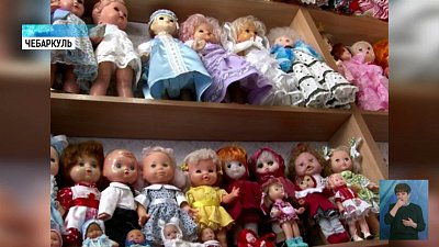 В Чебаркуле женщина коллекционирует куклы