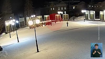 Дети решили попрыгать через Вечный Огонь