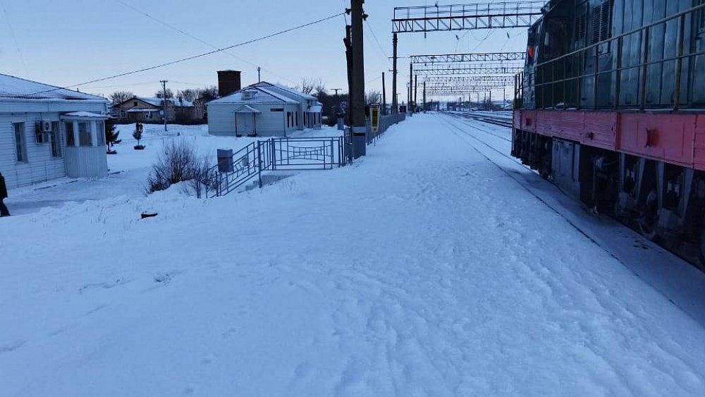 В Челябинской области три женщины с детьми катались с горки возле железнодорожных путей
