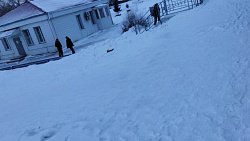 В Челябинской области три женщины с детьми катались с горки возле железнодорожных путей