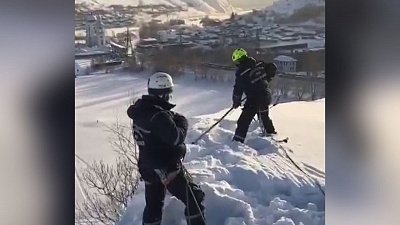 Спасатели Усть-Катавского отряда спустили со склонов горы Ягодная накопившийся снег