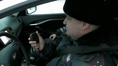 Сотрудники ГИБДД Челябинской области помогли водителю и пассажирам сломавшегося на трассе автомобиля