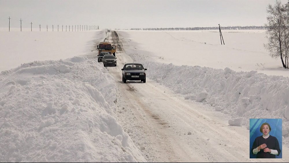 Сотрудники ГИБДД спасли замерзающего водителя