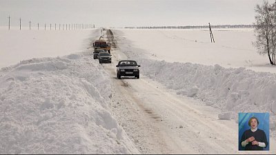 Сотрудники ГИБДД спасли замерзающего водителя