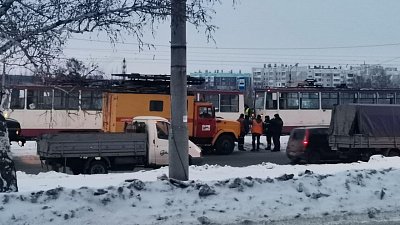На северо-западе Челябинска вагон трамвая сошел с рельсов