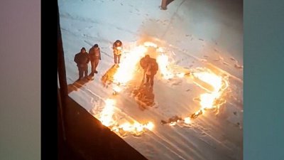 Под окнами роддома в Троицке устроили фаер-шоу