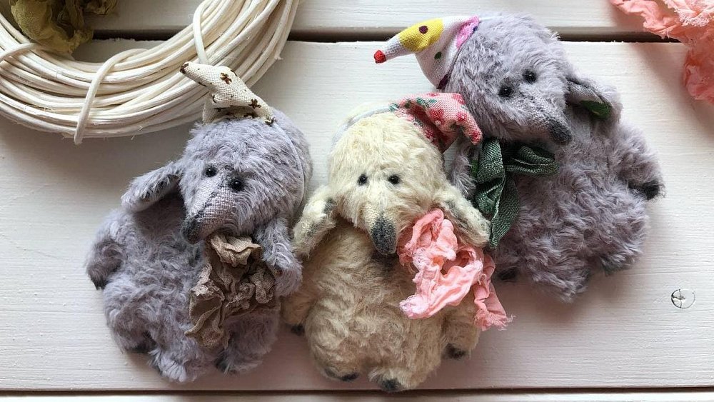 Девушка из Озерска шьет миниатюрную одежду для коллекционных кукол