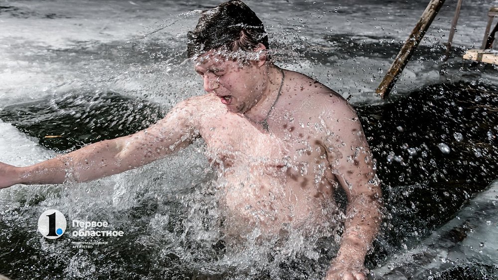 «Не вода, а огонь!» Челябинцы отметили Крещение купанием в проруби