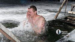 «Не вода, а огонь!» Челябинцы отметили Крещение купанием в проруби
