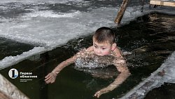 «Не вода, а огонь!» Челябинцы отметили Крещение купанием в проруби