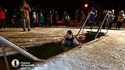 «Не вода, а огонь!» Челябинцы отметили Крещение купанием в проруби