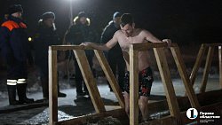 «Не вода, а огонь!» Челябинцы отметили Крещение купанием в проруби