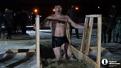 «Не вода, а огонь!» Челябинцы отметили Крещение купанием в проруби