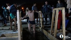 «Не вода, а огонь!» Челябинцы отметили Крещение купанием в проруби