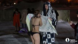 «Не вода, а огонь!» Челябинцы отметили Крещение купанием в проруби