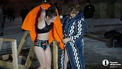 «Не вода, а огонь!» Челябинцы отметили Крещение купанием в проруби