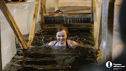 «Не вода, а огонь!» Челябинцы отметили Крещение купанием в проруби