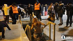 «Не вода, а огонь!» Челябинцы отметили Крещение купанием в проруби