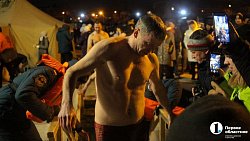 «Не вода, а огонь!» Челябинцы отметили Крещение купанием в проруби