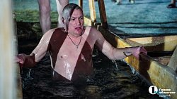 «Не вода, а огонь!» Челябинцы отметили Крещение купанием в проруби