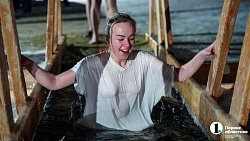 «Не вода, а огонь!» Челябинцы отметили Крещение купанием в проруби
