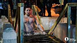 «Не вода, а огонь!» Челябинцы отметили Крещение купанием в проруби
