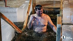 «Не вода, а огонь!» Челябинцы отметили Крещение купанием в проруби