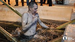 «Не вода, а огонь!» Челябинцы отметили Крещение купанием в проруби