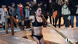 «Не вода, а огонь!» Челябинцы отметили Крещение купанием в проруби