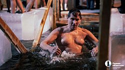 «Не вода, а огонь!» Челябинцы отметили Крещение купанием в проруби