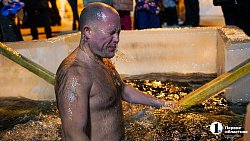 «Не вода, а огонь!» Челябинцы отметили Крещение купанием в проруби