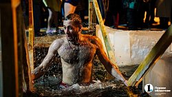 «Не вода, а огонь!» Челябинцы отметили Крещение купанием в проруби