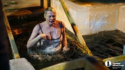 «Не вода, а огонь!» Челябинцы отметили Крещение купанием в проруби