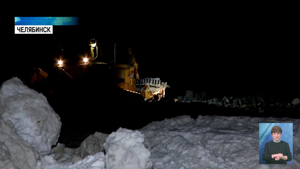 Рабочие убирают снег с дорог круглосуточно