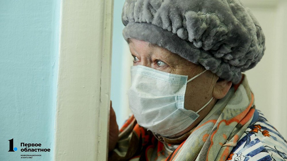 На пике пятой волны коронавируса пожилых челябинцев просят отказаться от встреч с родными